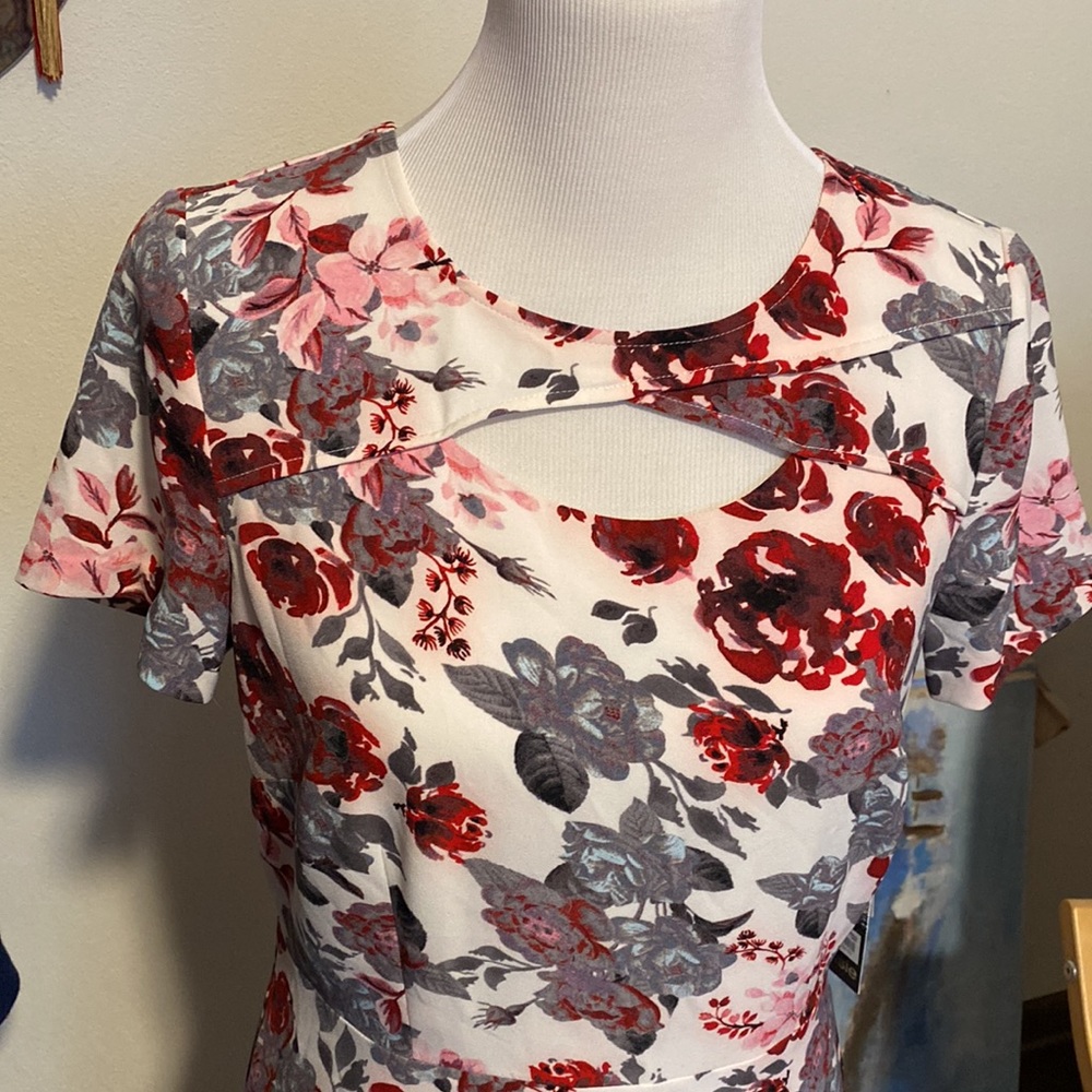 KENSIE short sleeved key hole neck dress. Brand new. Flattering fit! Size US M.